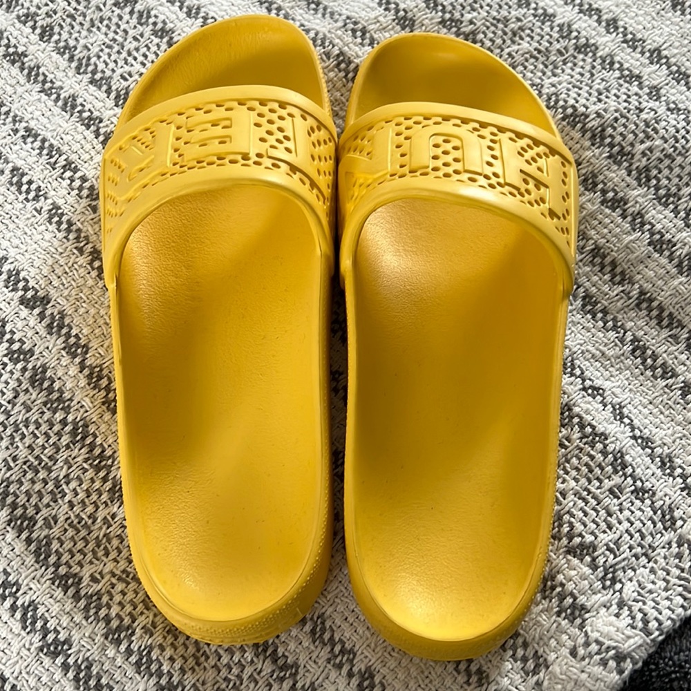 Hunter flip flops size 9